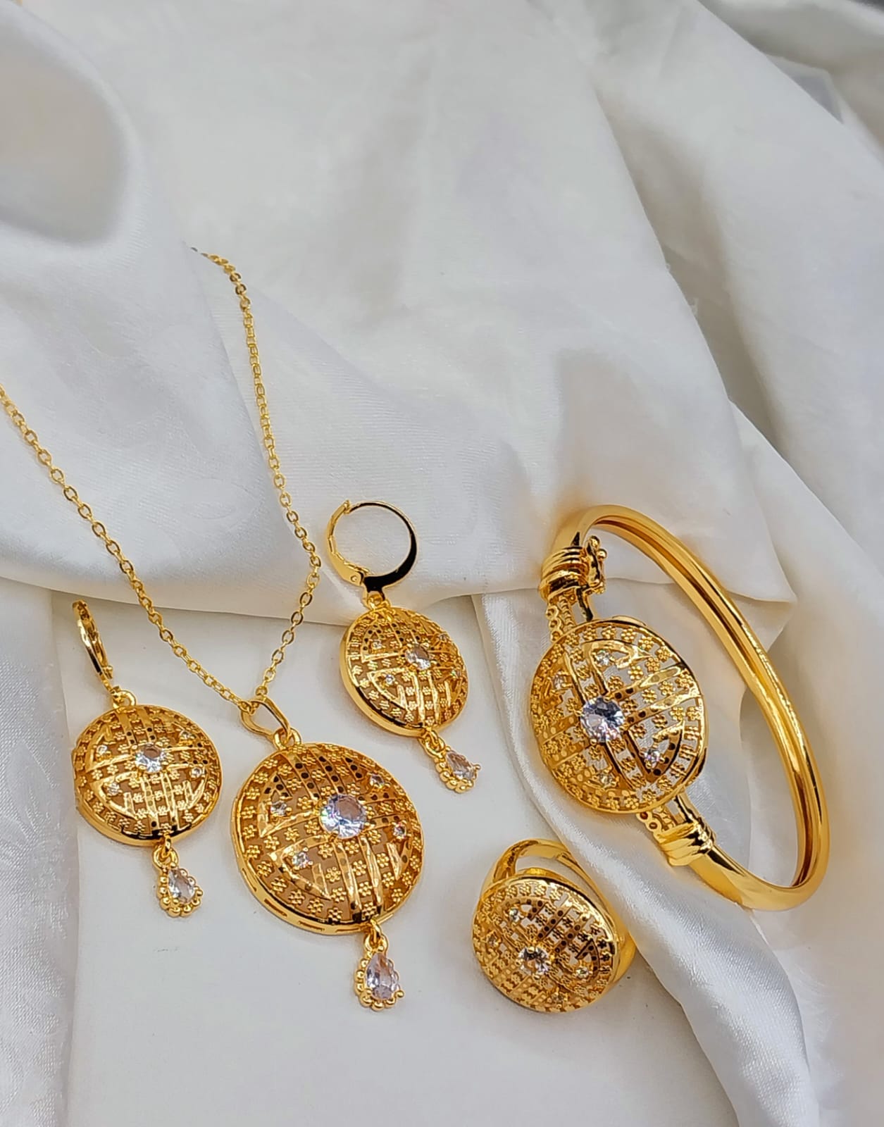 China gold plated locket set is perfect for cherishing your