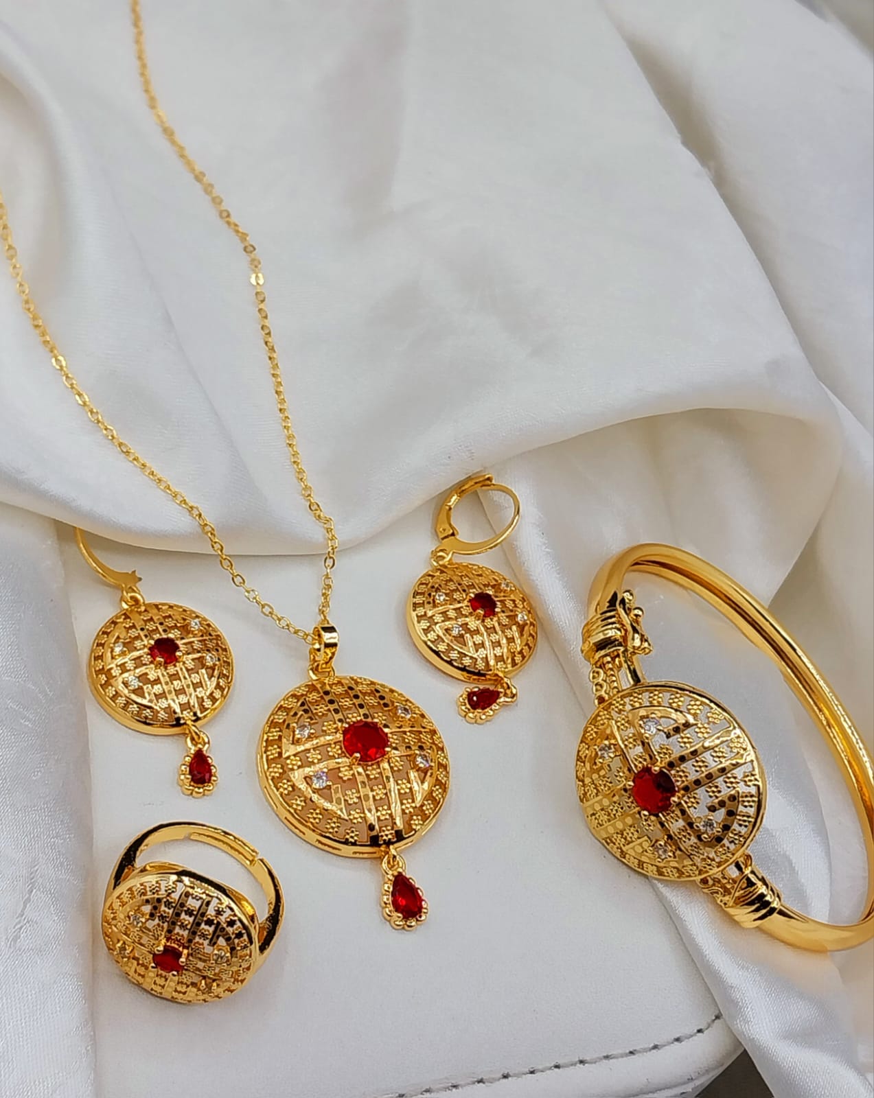 China gold plated locket set is perfect for cherishing your