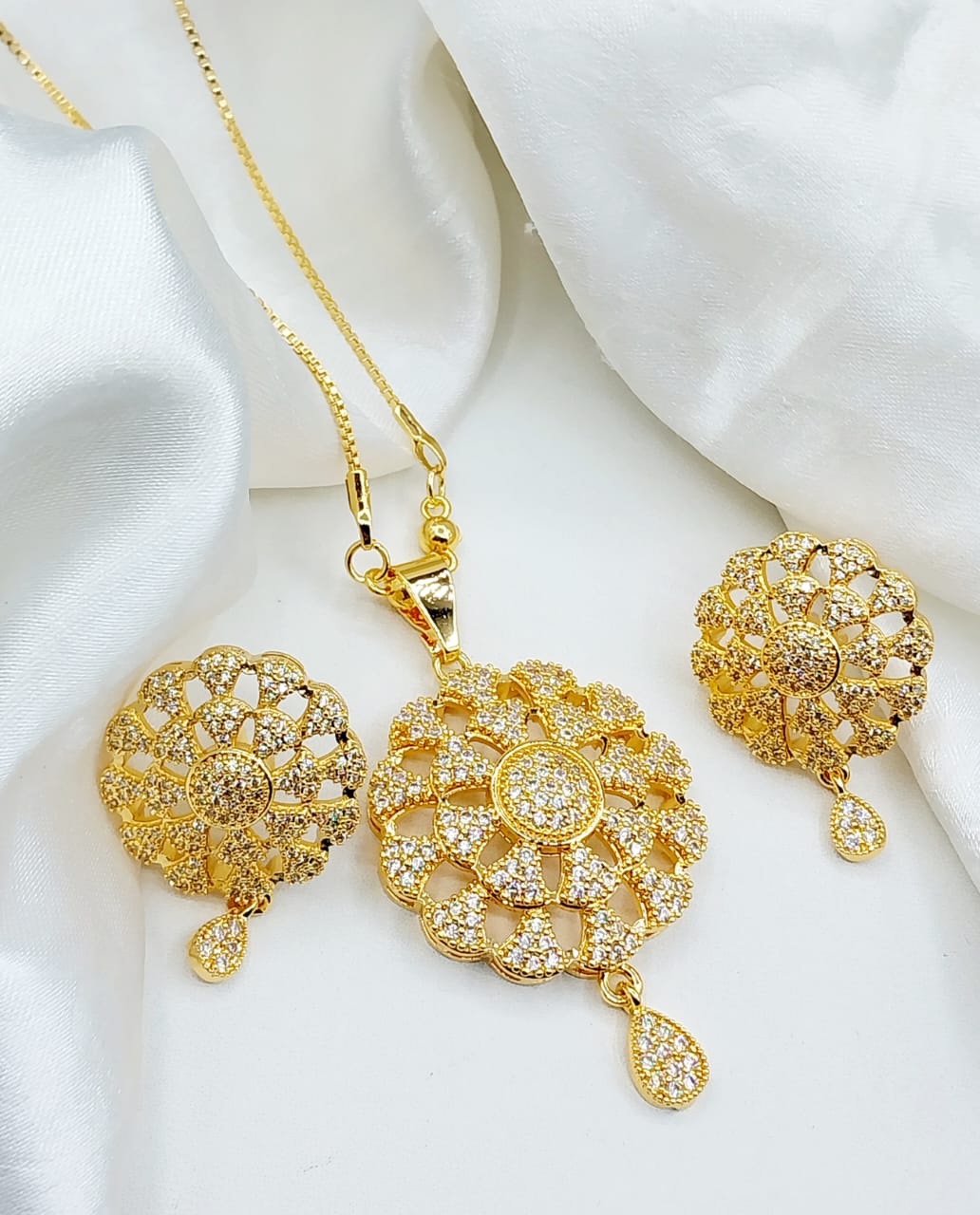 beauty of elegance with our stunning China gold-plated locket set!